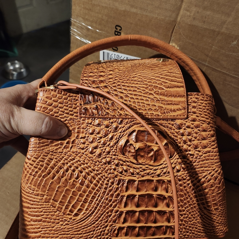 Crossbody - Picture 4 of 4